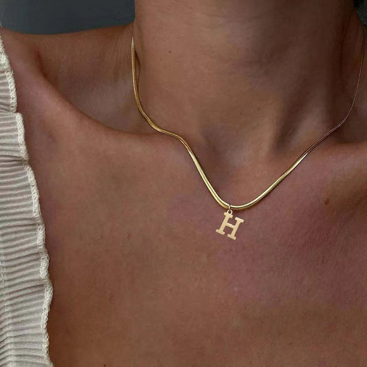 18K Gold Plated Alphabet Pendant Necklace - SYMI JEWEL

initial necklace, gold letter pendant, A-Z necklace, custom necklace for women, stainless steel jewelry, personalized gold necklace, snake chain necklace, dainty gold jewelry, gold jewelry gifts for her 

Alphabet letter H pendant necklaces on women neck  in gold
